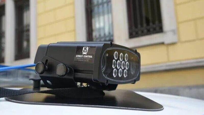 Milano, con Eagle eye la Polizia verifica in diretta le violazioni su assicurazione e revisione 