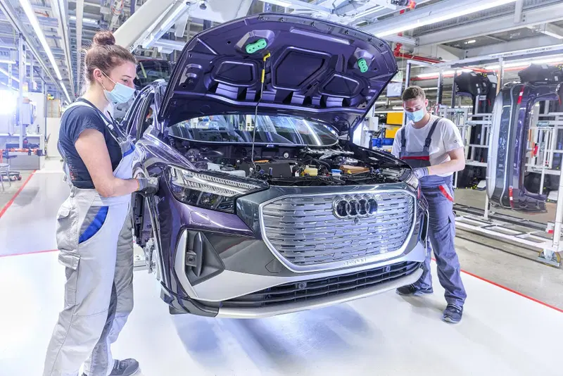 Cosa accade ai lavoratori di un carmaker trasformato e senza pi&ugrave; termici? In Audi riqualificazione e posti garantiti