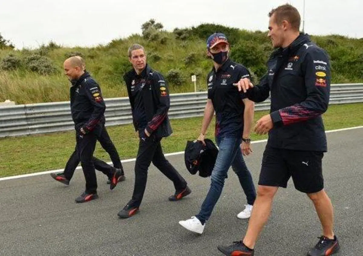 F1, Verstappen: "Con Hamilton spero di tornare a duellare in pista"