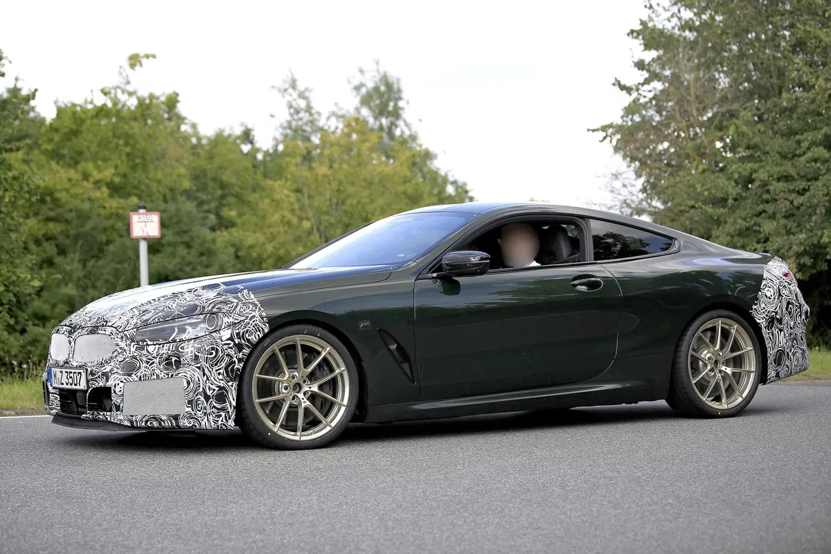 BMW Serie 8 restyling: maxi doppio rene, sì o no? Le foto spia (3)