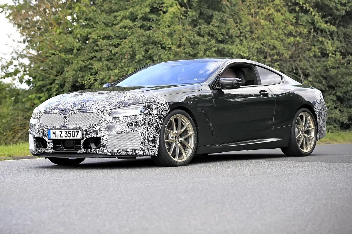 BMW Serie 8 restyling: maxi doppio rene, sì o no? Le foto spia (6)
