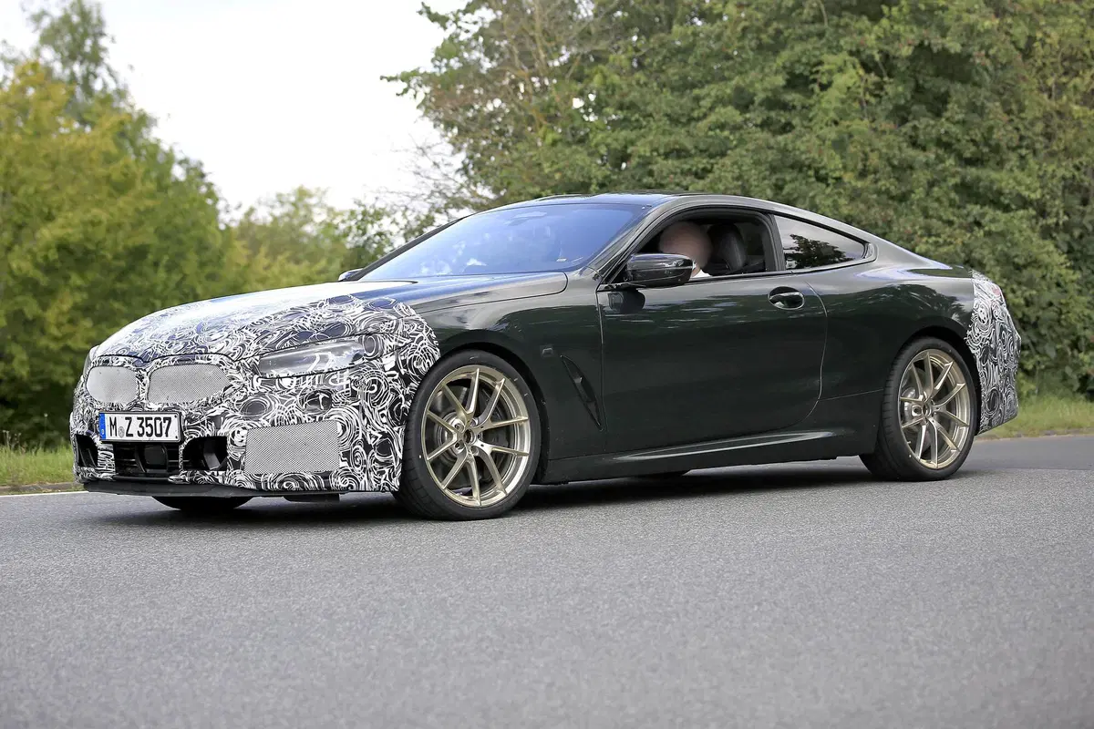 BMW Serie 8 restyling: maxi doppio rene, sì o no? Le foto spia (7)