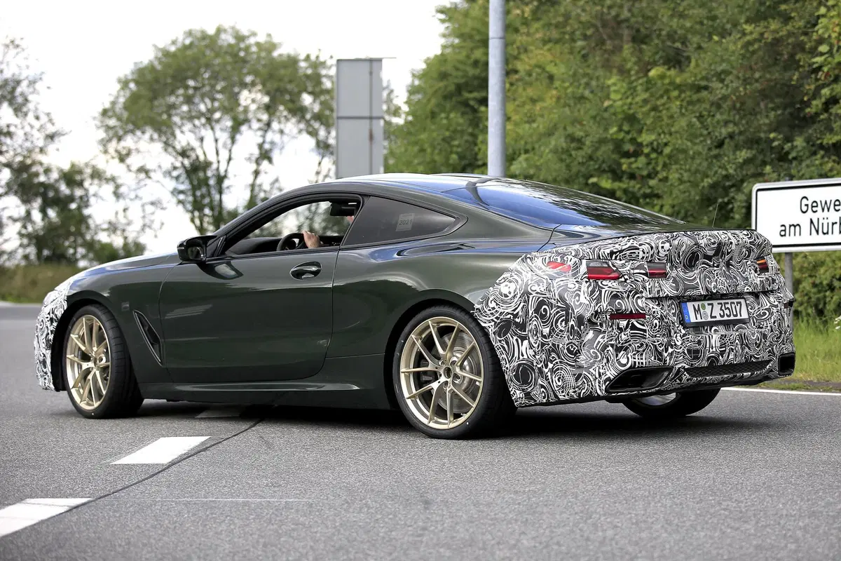 BMW Serie 8 restyling: maxi doppio rene, sì o no? Le foto spia (4)