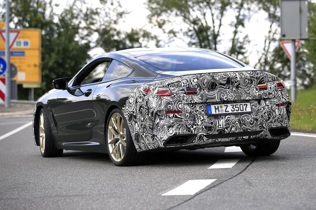 BMW Serie 8 restyling: maxi doppio rene, sì o no? Le foto spia (5)