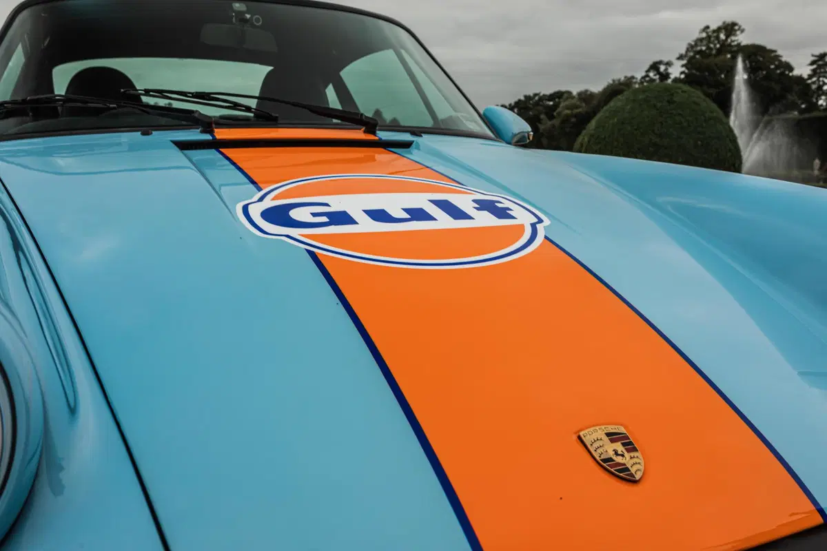 Puristi, chiudete gli occhi: arriva la Porsche 964 elettrica con livrea Gulf (2)