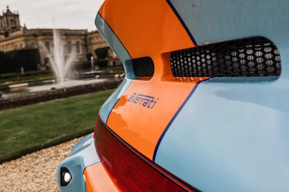Puristi, chiudete gli occhi: arriva la Porsche 964 elettrica con livrea Gulf (3)