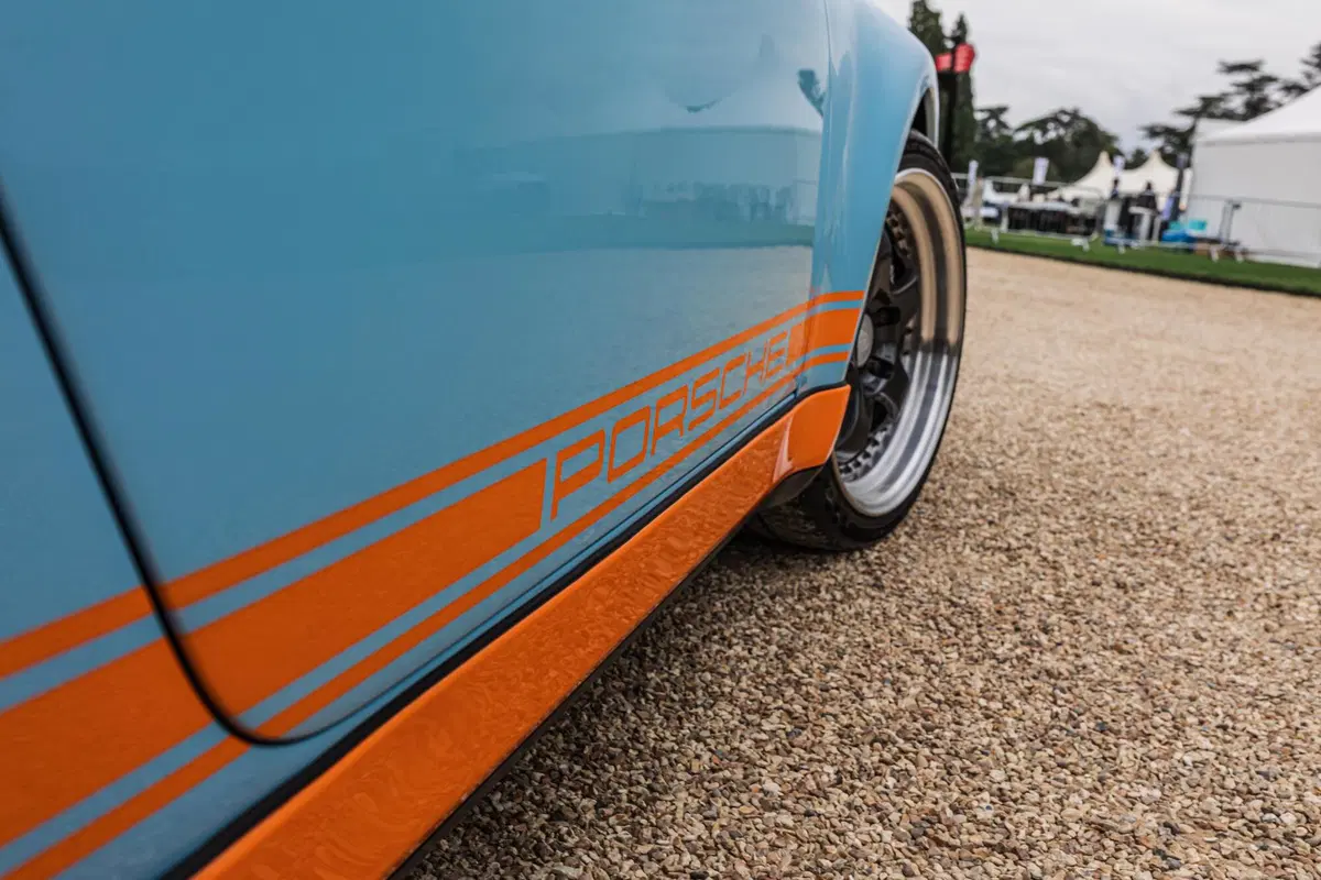 Puristi, chiudete gli occhi: arriva la Porsche 964 elettrica con livrea Gulf (4)