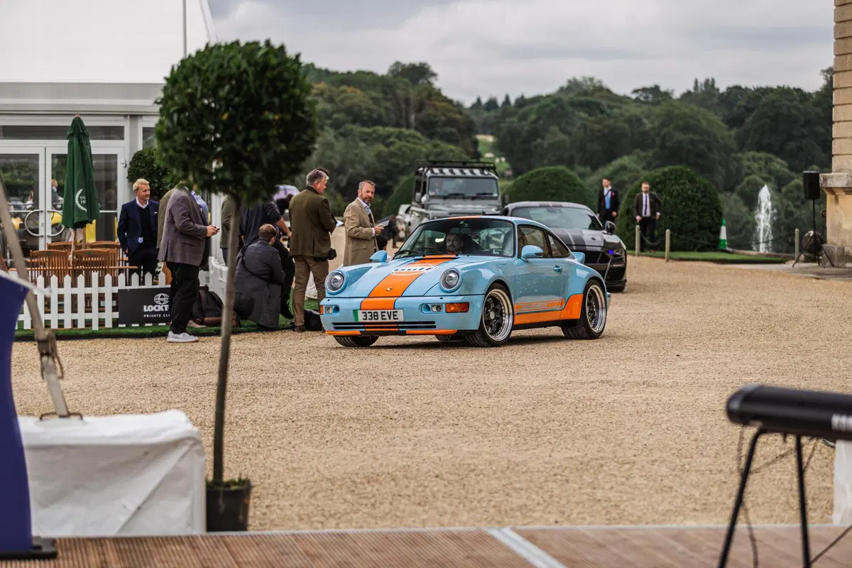 Puristi, chiudete gli occhi: arriva la Porsche 964 elettrica con livrea Gulf (5)