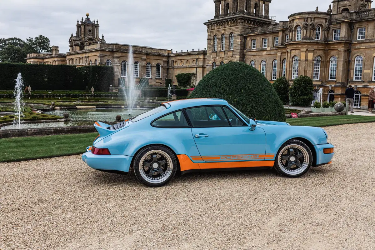 Puristi, chiudete gli occhi: arriva la Porsche 964 elettrica con livrea Gulf (6)