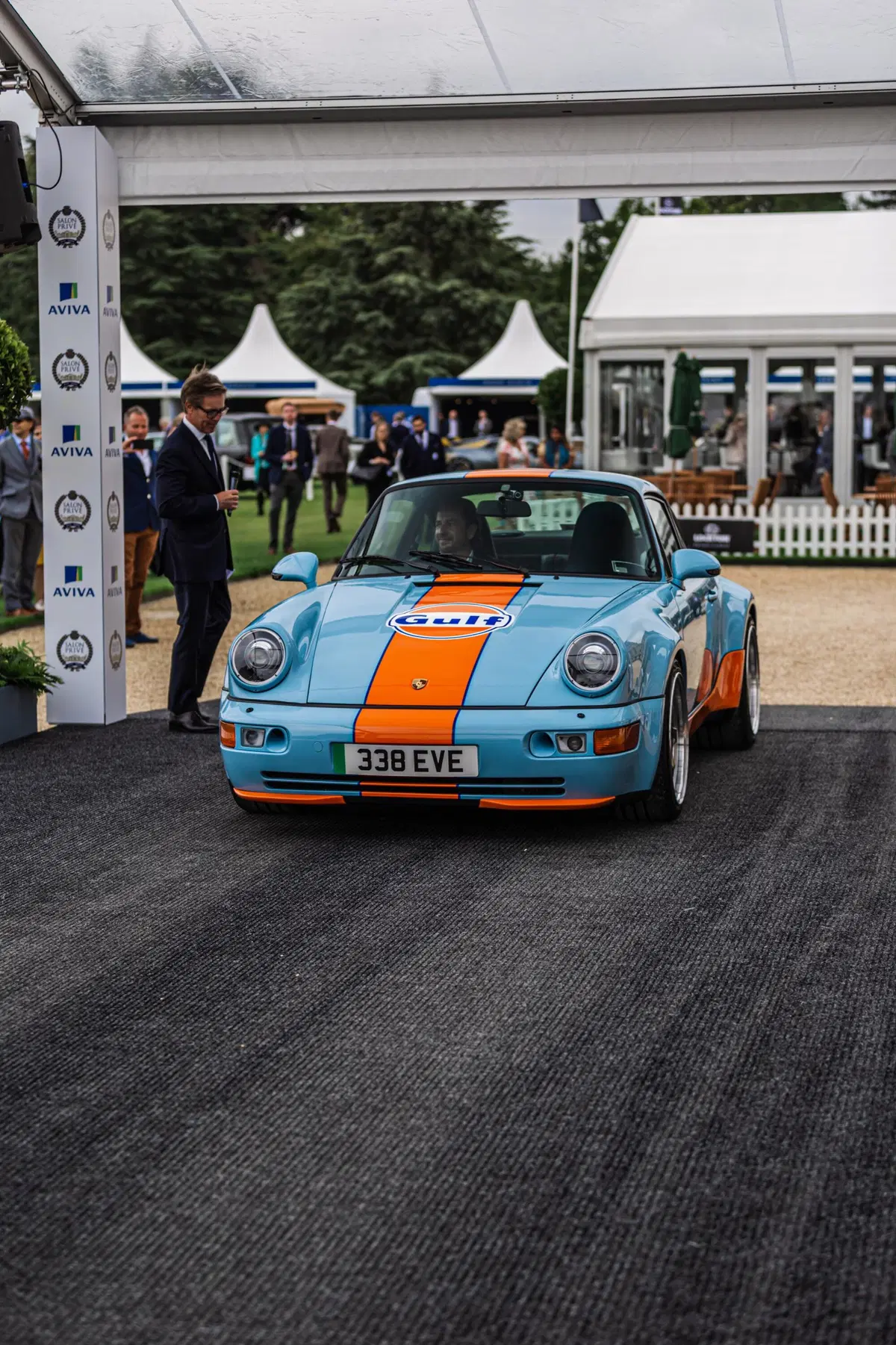 Puristi, chiudete gli occhi: arriva la Porsche 964 elettrica con livrea Gulf (7)