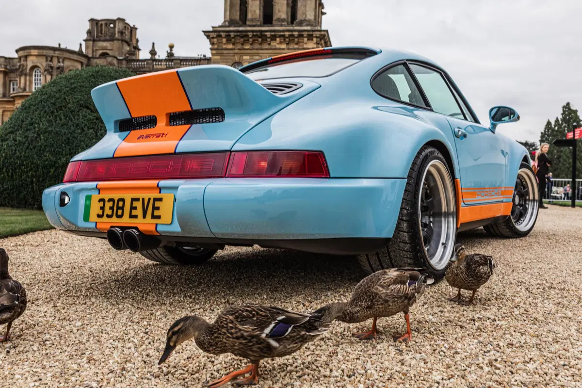 Puristi, chiudete gli occhi: arriva la Porsche 964 elettrica con livrea Gulf (8)