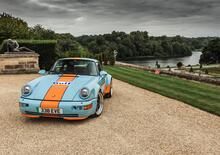 Puristi, chiudete gli occhi: arriva la Porsche 964 elettrica con livrea Gulf