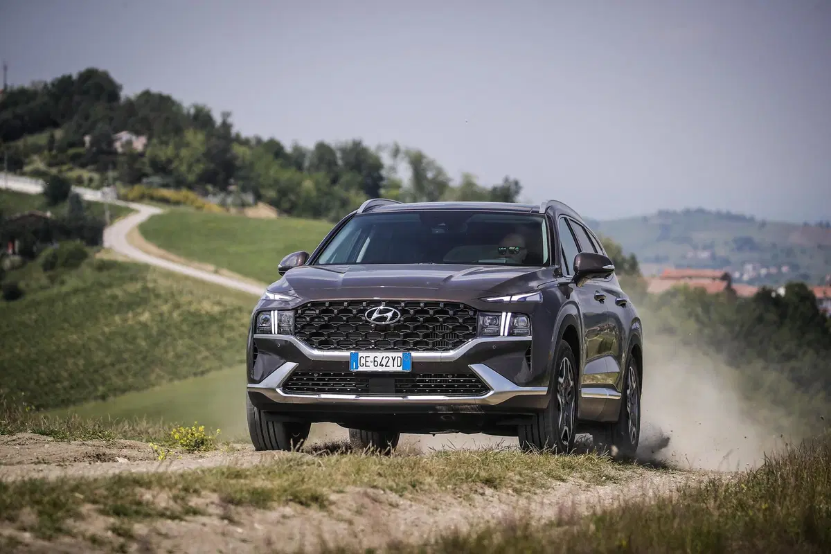 Prova Hyundai SANTA FE hybrid plug-in | Ibrida "alla spina" con 7 posti. Da 61.000 euro