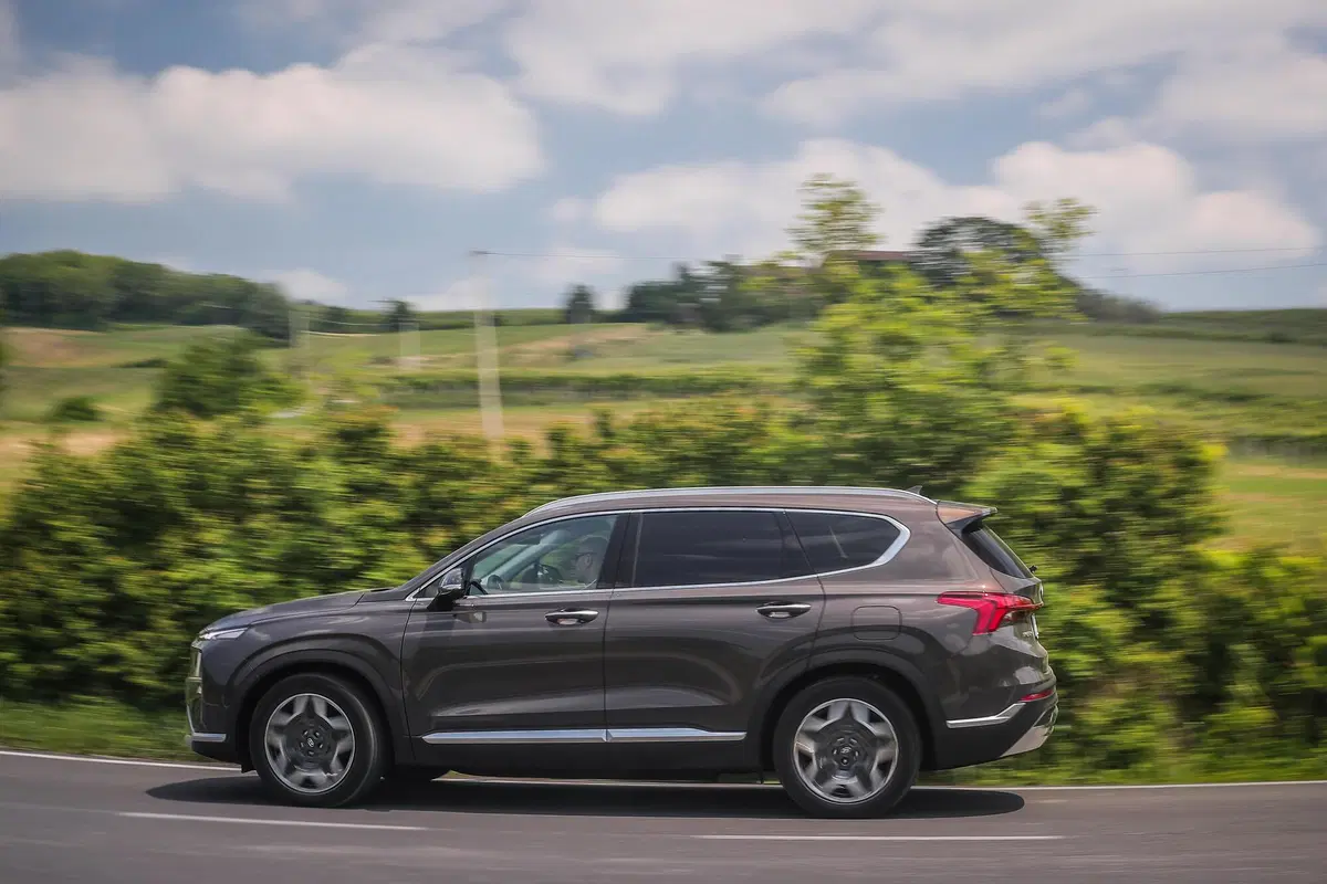 Prova Hyundai SANTA FE hybrid plug-in | Ibrida "alla spina" con 7 posti. Da 61.000 euro (5)