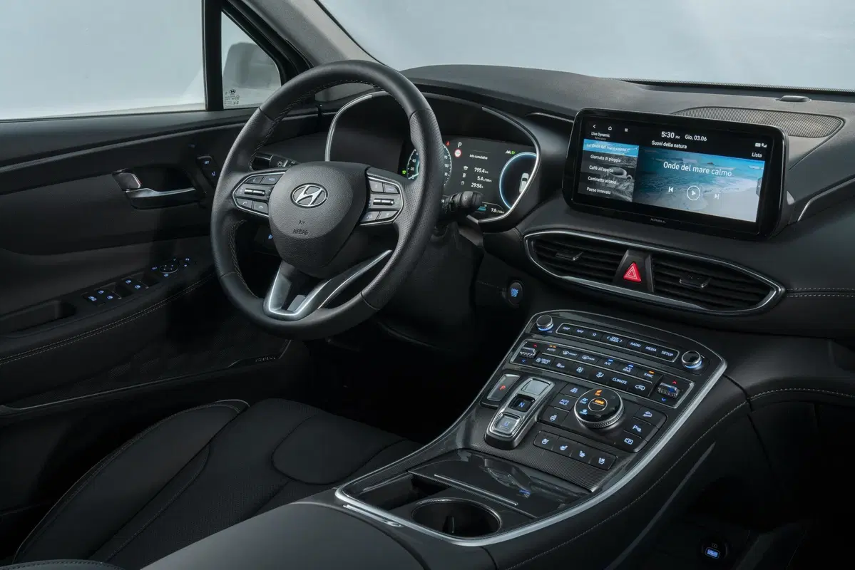 Prova Hyundai SANTA FE hybrid plug-in | Ibrida "alla spina" con 7 posti. Da 61.000 euro (3)
