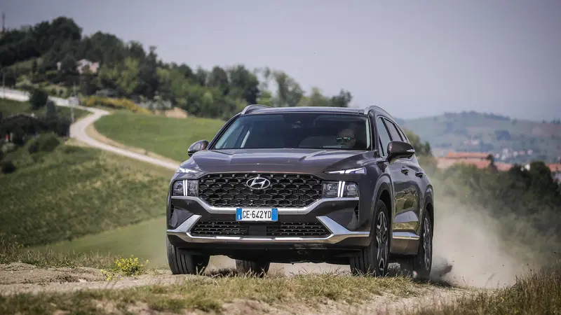 Prova Hyundai SANTA FE hybrid plug-in | Ibrida "alla spina" con 7 posti. Da 61.000 euro [VIDEO]