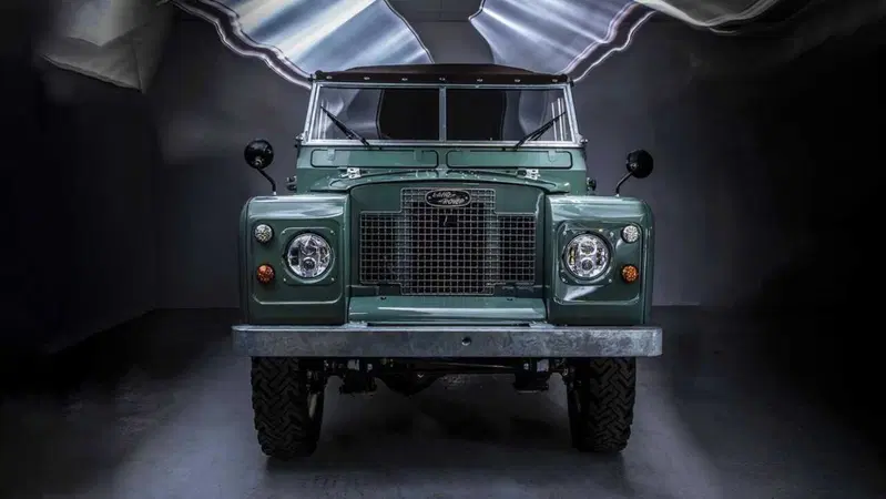 Lo storico Land Rover Defender diventa elettrico con Everrati