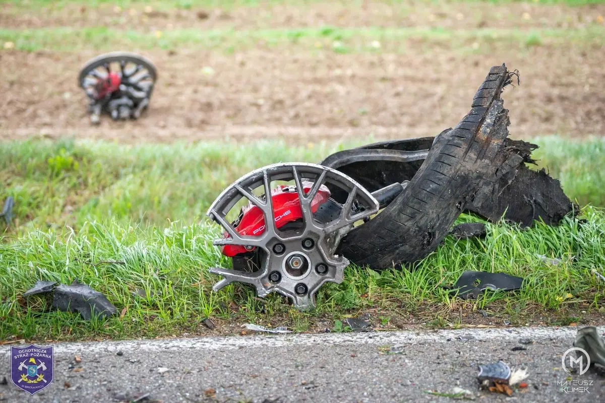 La distruzione totale di una Porsche che esce di strada in un viale alberato (2)