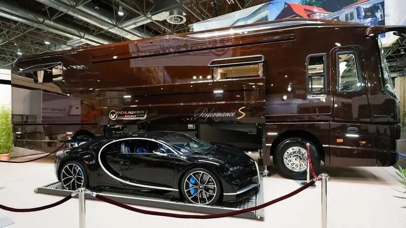 Una Bugatti Chiron dal garage mobile e milionario