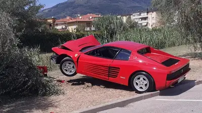 Sgommate finite male per il settantenne che ha distrutto la propria Ferrari Testarossa