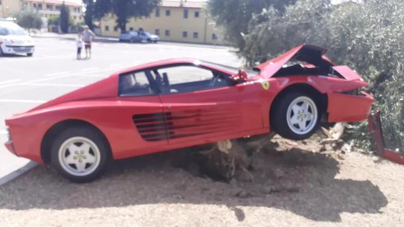 Sgommate finite male per il settantenne che ha distrutto la propria Ferrari Testarossa