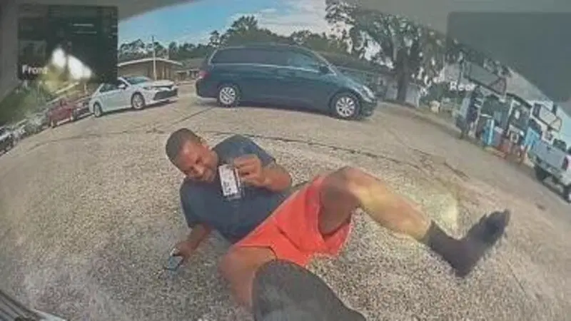 "Aiuto, una Tesla mi ha investito", ma il filmato lo smaschera: arrestato [VIDEO]