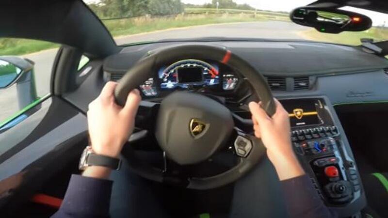 A 332 km/h con la Lamborghini Aventador SVJ. In pista? No, in autostrada! [VIDEO]