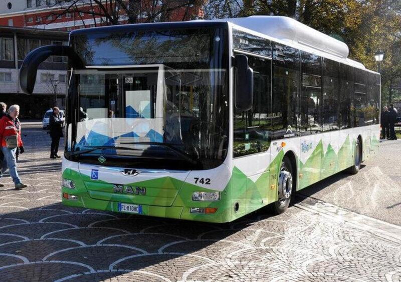 Trento, il metano bio alimenta i bus grazie alla raccolta differenziata dei cittadini 