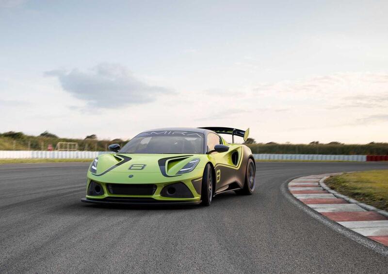 Lotus Emira GT4, il canto del cigno del benzina con 400 cavalli e trazione posteriore