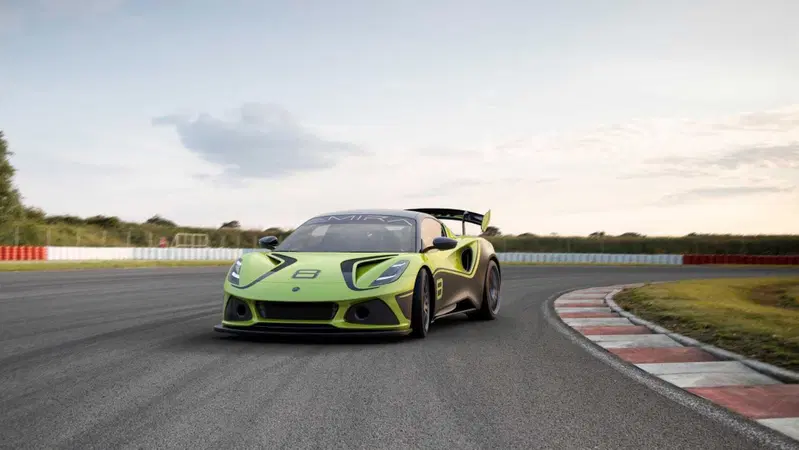 Lotus Emira GT4, il canto del cigno del benzina con 400 cavalli e trazione posteriore