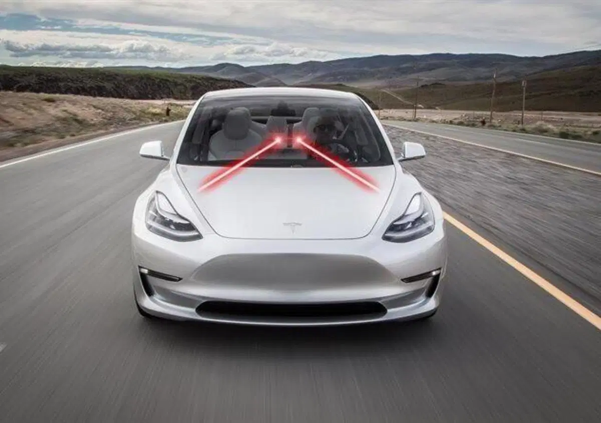 Tesla, raggi laser per pulire i vetri dell'auto