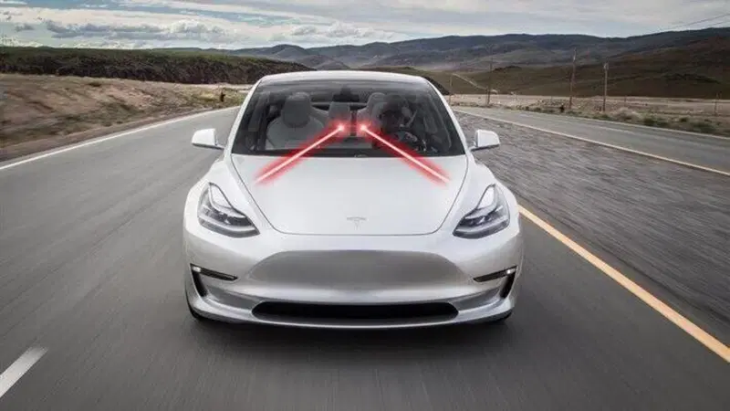 Tesla, raggi laser per pulire i vetri dell'auto