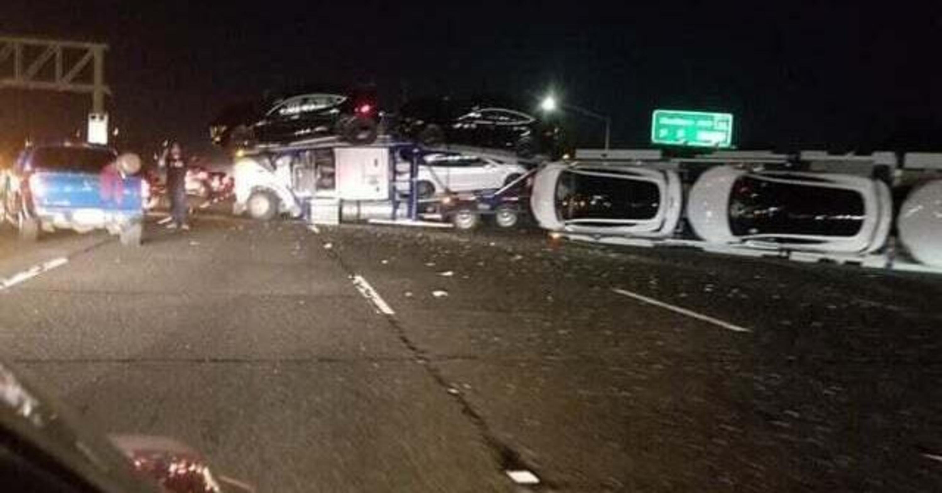 Incidente in California di un camion che trasportava auto Tesla