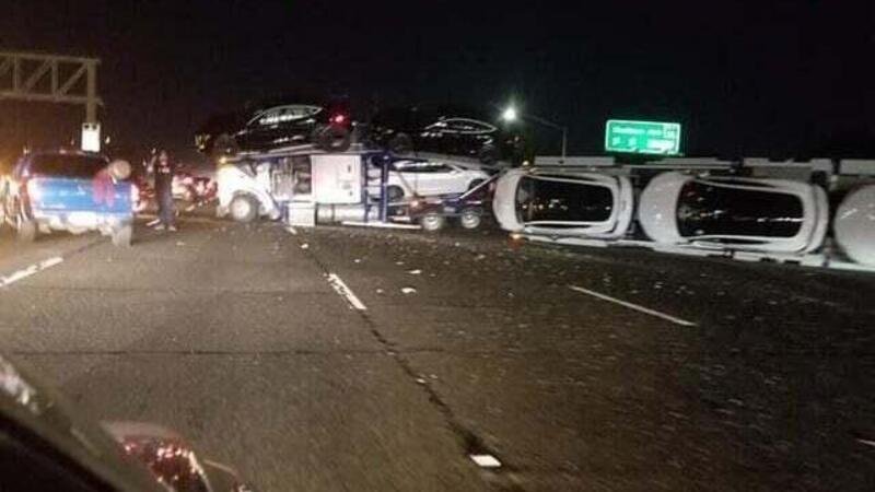 Incidente in California di un camion che trasportava auto Tesla