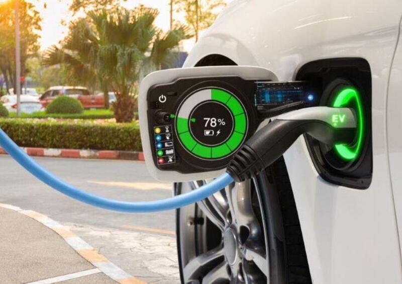 Incentivi auto, da oggi torna la corsa al bonus per elettriche e ibride plug-in