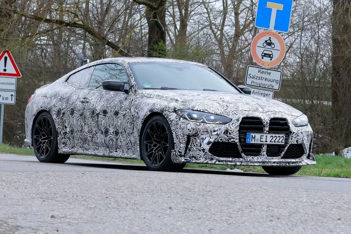 Foto spia della BMW M4 CSL 2023 (2)