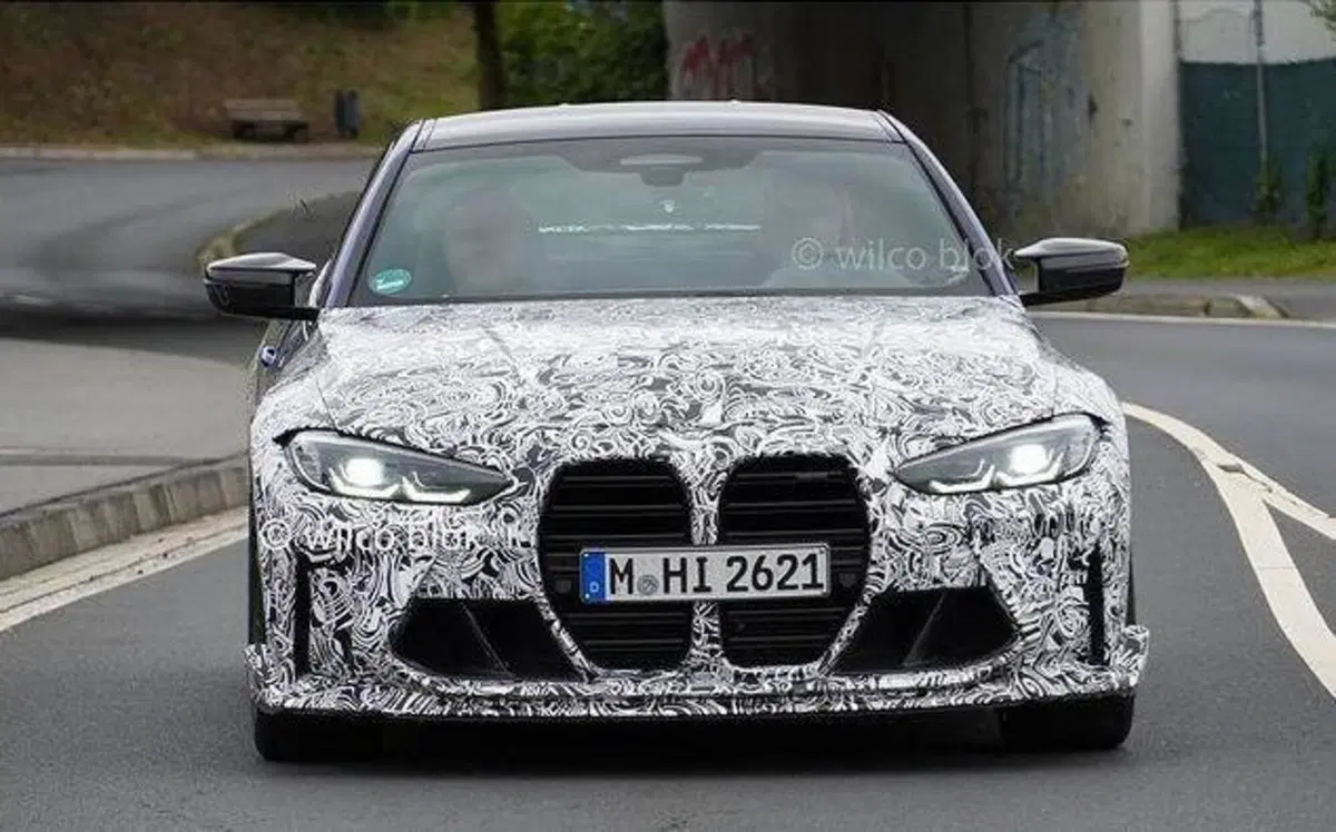 Foto spia della BMW M4 CSL 2023