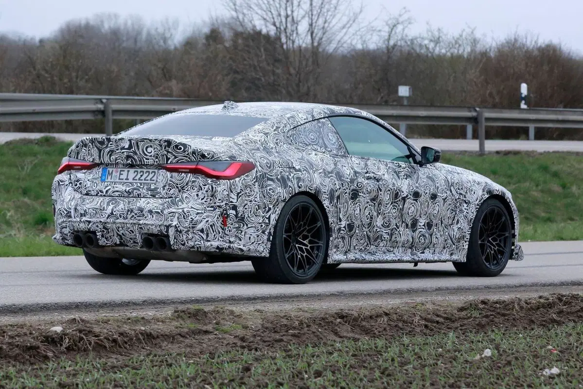 Foto spia della BMW M4 CSL 2023 (7)