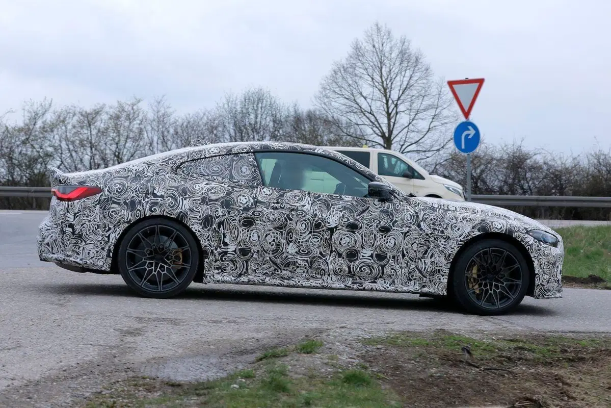 Foto spia della BMW M4 CSL 2023 (4)