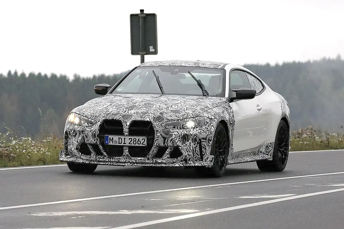 BMW M4 CSL, maxi rene o no? Le foto spia (2)