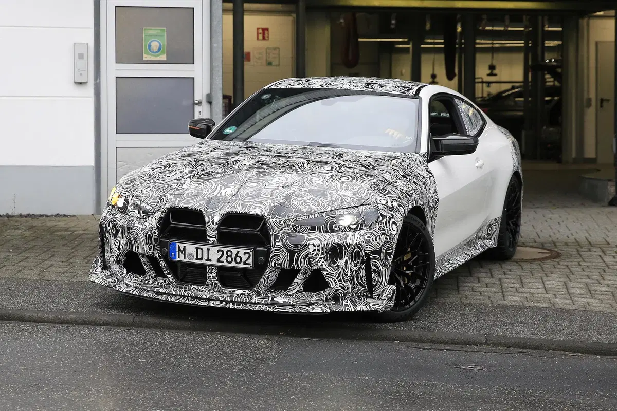 BMW M4 CSL, maxi rene o no? Le foto spia (4)