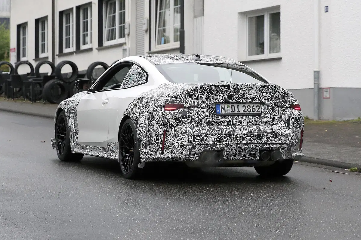 BMW M4 CSL, maxi rene o no? Le foto spia (5)