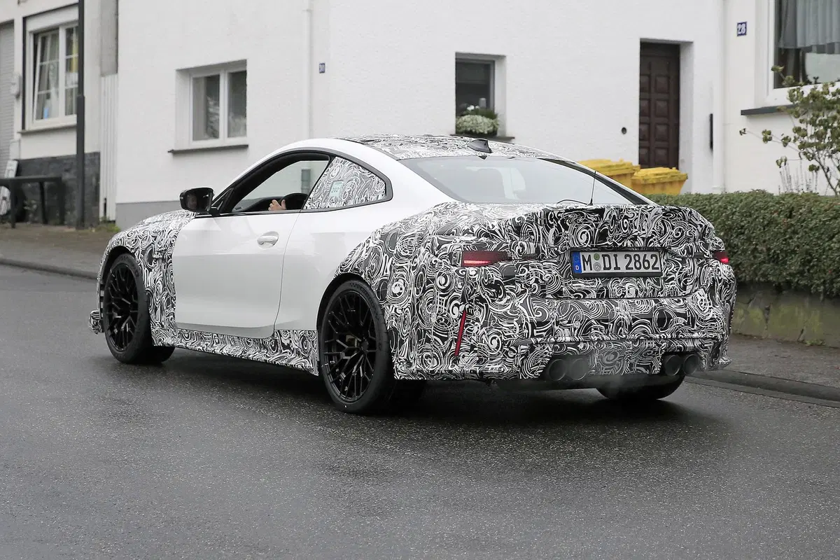 BMW M4 CSL, maxi rene o no? Le foto spia (6)