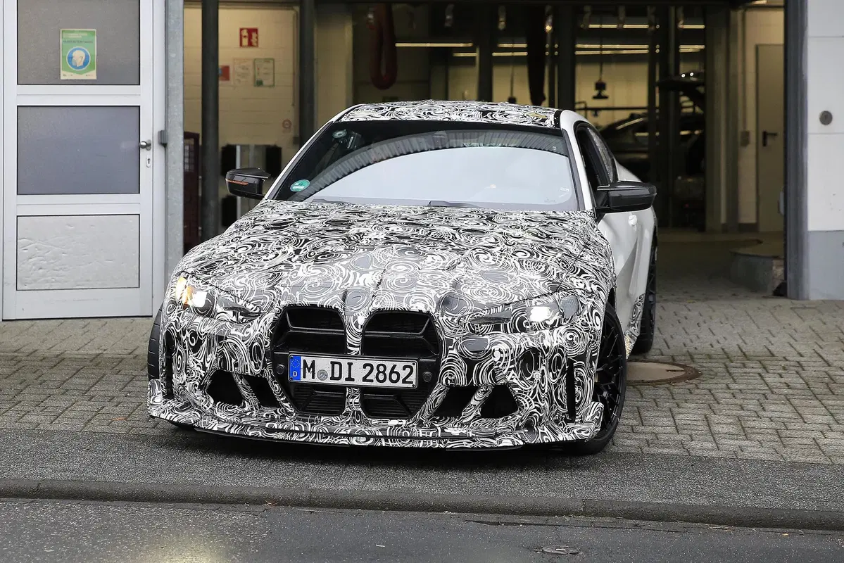 BMW M4 CSL, maxi rene o no? Le foto spia (7)