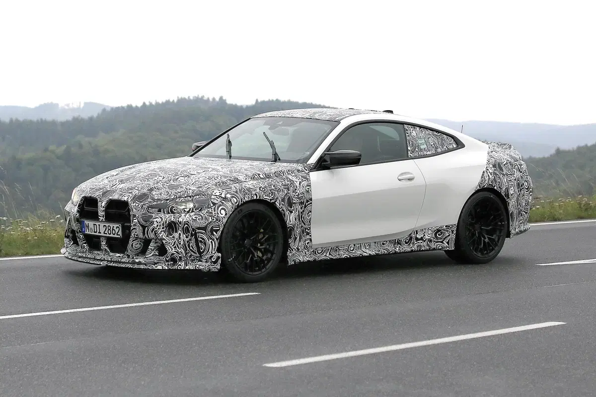 BMW M4 CSL, maxi rene o no? Le foto spia (11)