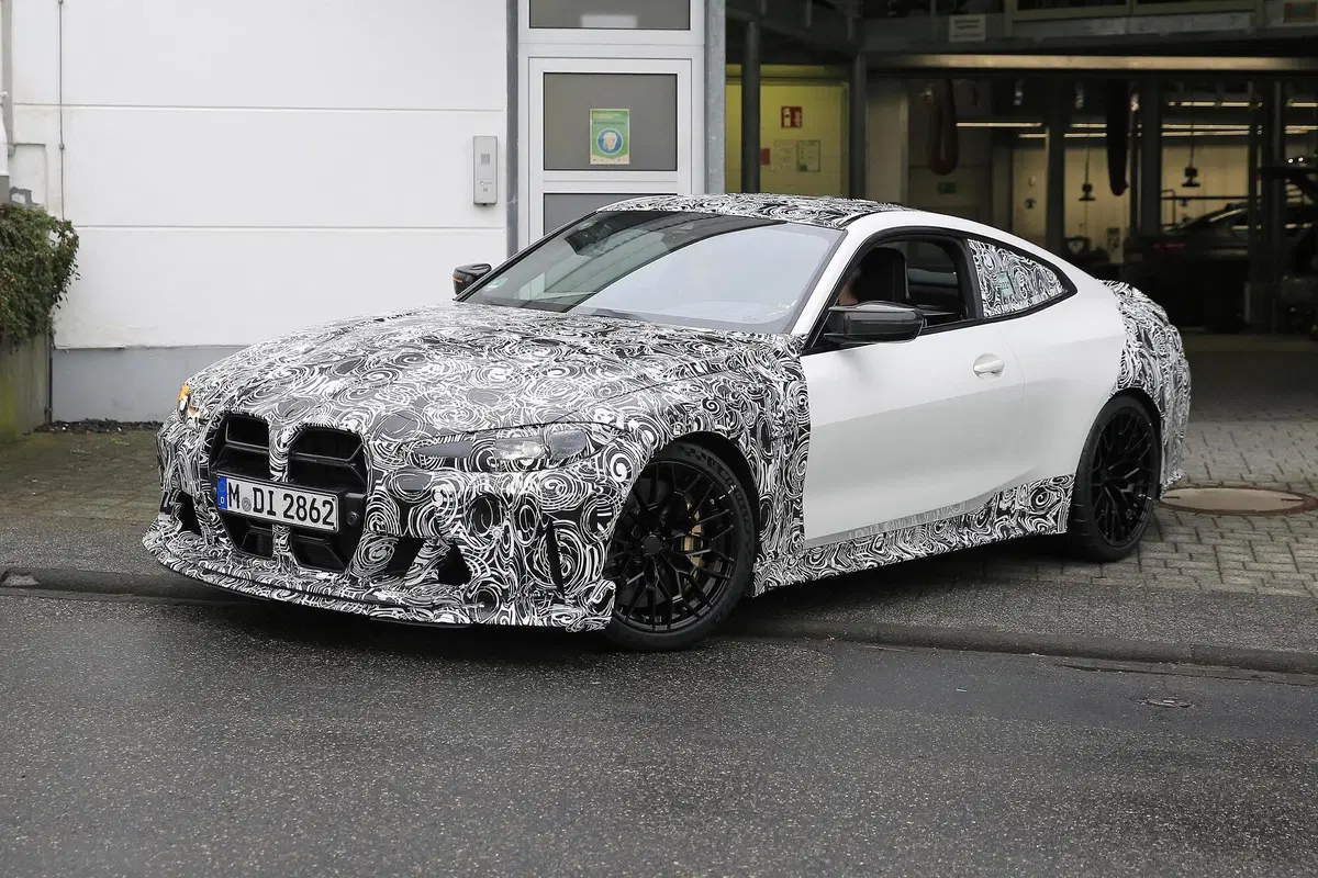 BMW M4 CSL, maxi rene o no? Le foto spia (13)