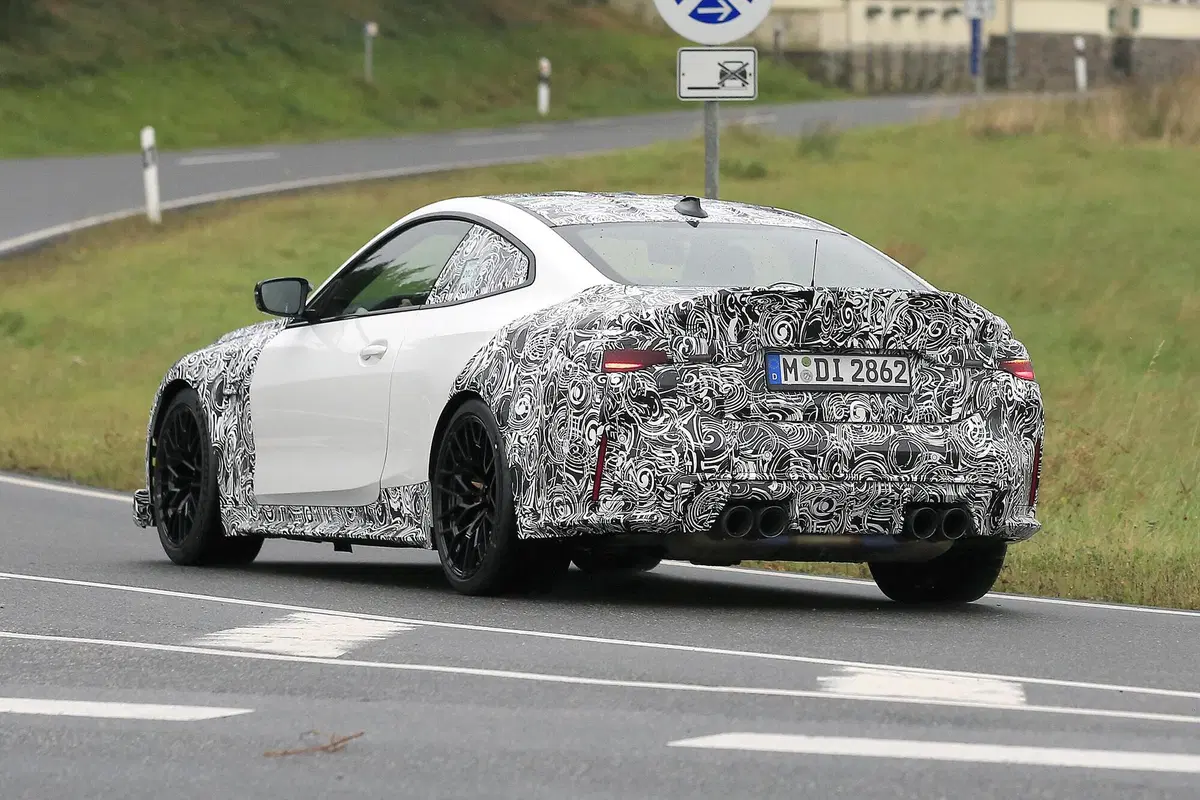BMW M4 CSL, maxi rene o no? Le foto spia (15)