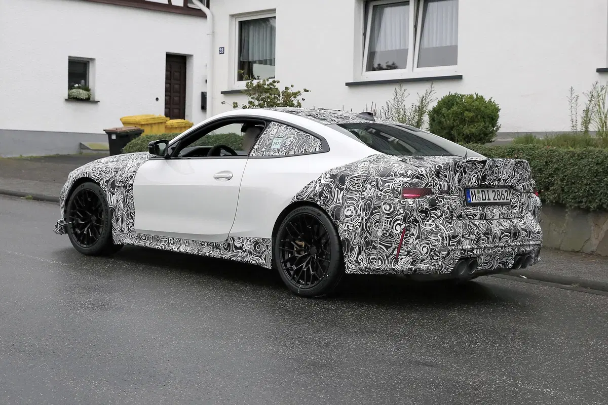 BMW M4 CSL, maxi rene o no? Le foto spia (17)