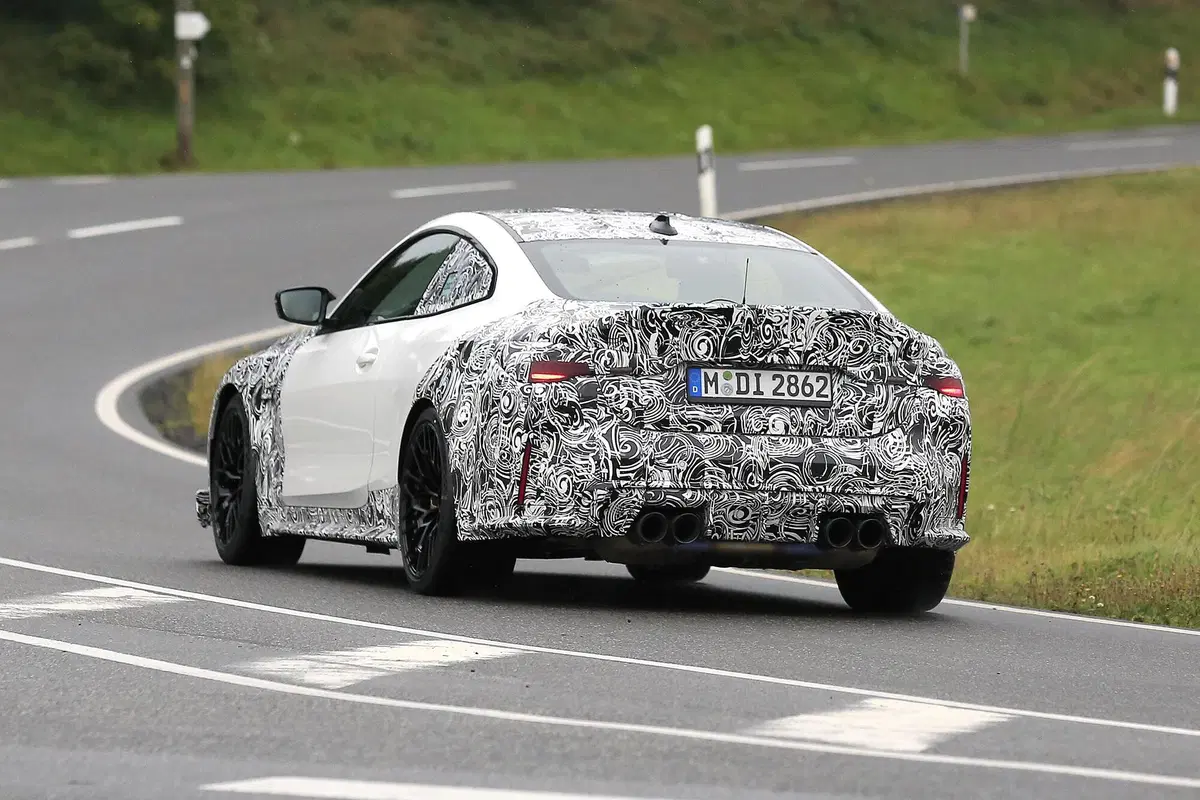BMW M4 CSL, maxi rene o no? Le foto spia (16)