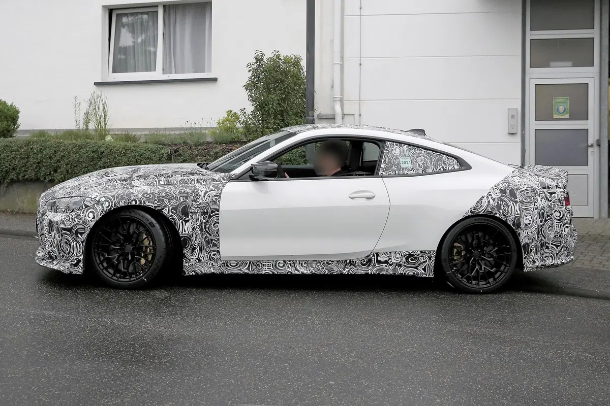 BMW M4 CSL, maxi rene o no? Le foto spia (20)